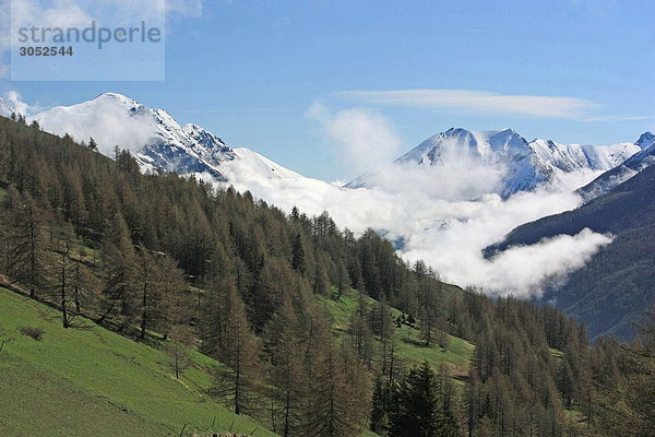 Berg Hintergrund flussaufwärts Aostatal Italien links rechts