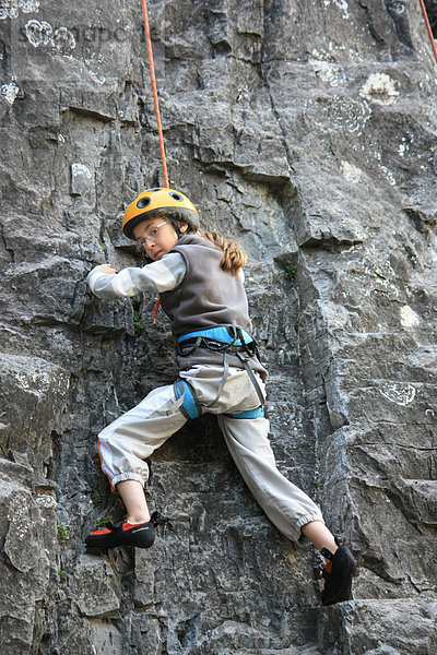 Weibliche Kletterer Skalierung eine Felswand