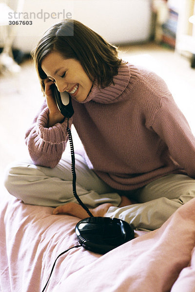 Frau beim Telefonieren  lachend