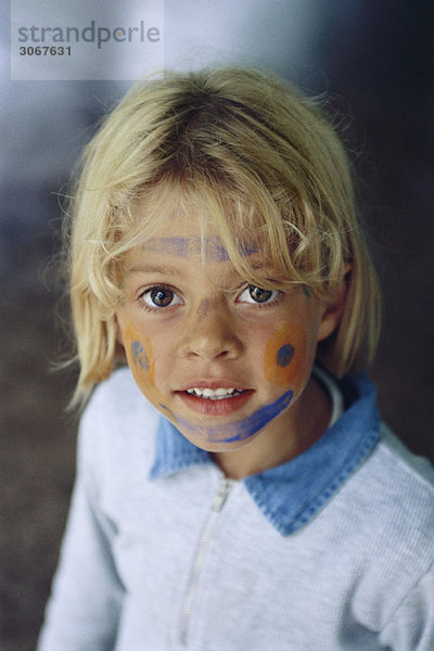 Kleines Mädchen mit gemaltem Gesicht  Portrait