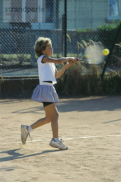 Kleines Mädchen beim Tennisspielen