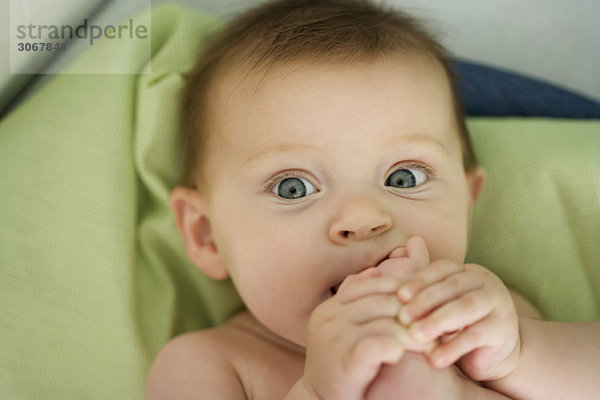 Baby mit Fuß im Mund  Nahaufnahme