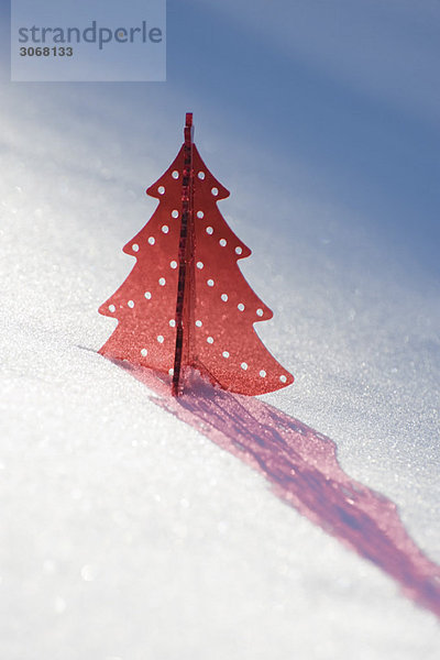 Rotes Plastik Weihnachtsbaumschmuck-Set im Schneewitterschatten