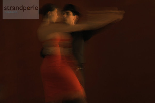 Paare tanzen zusammen  verschwommene Bewegung