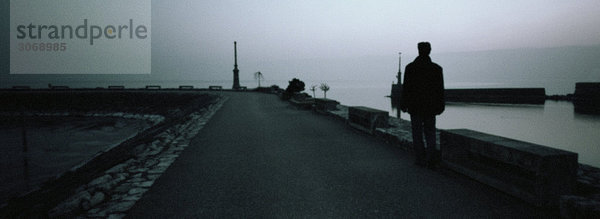 Silhouette der Person vor dem Meer  Panoramablick