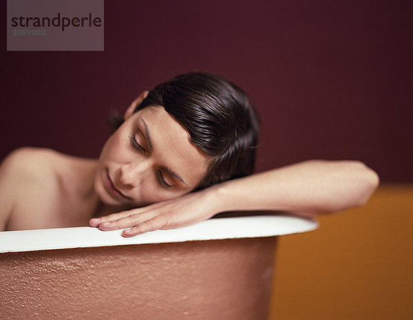 Frau in der Badewanne  Kopf am Wannenrand