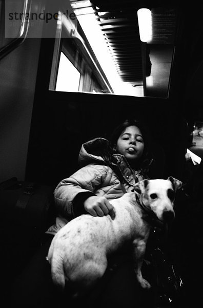 Kind und Hund im Zug  s/w