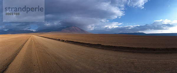 Chili  El Norte Grande  Straße durch karge Landschaft  Panoramablick