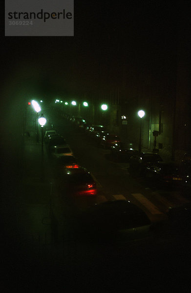 Nachts von Autos gesäumt