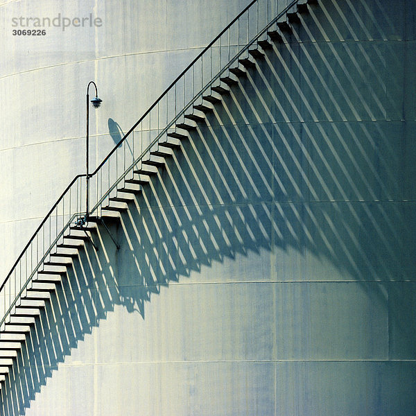 Treppe an der Seite der Wand mit Schatten