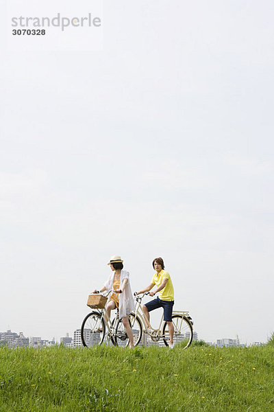 Junges Paar beim Radfahren