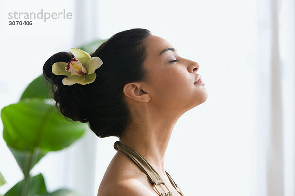 Junge Frau mit Blume im Haar