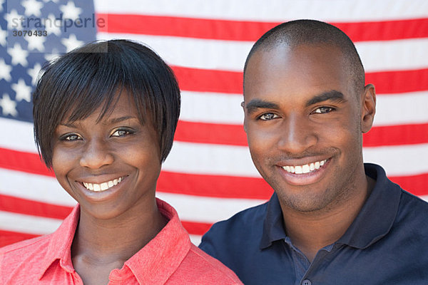 Afroamerikanisches Paar und Flagge