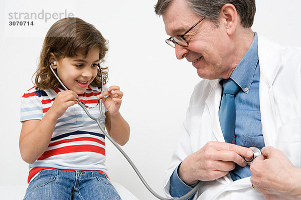 Mädchen und Arzt mit Stethoskop