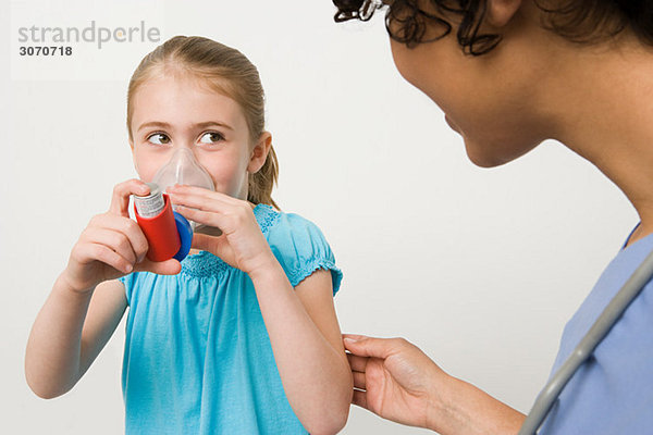 Mädchen mit Asthma-Inhalator