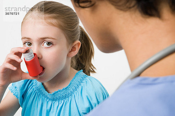 Mädchen mit Asthma-Inhalator
