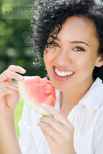 Junge Frau mit Wassermelonenscheibe