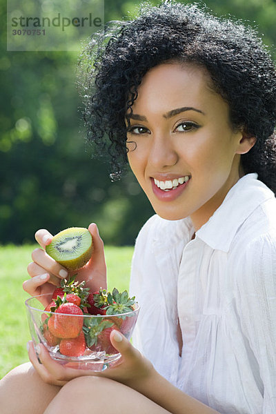 Junge Frau mit Obstschale