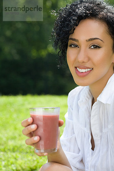 Junge Frau mit Smoothie