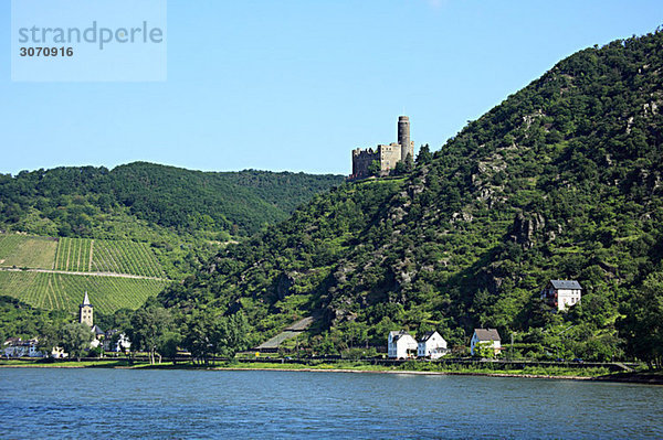 Schloss und Hügel am Rhein