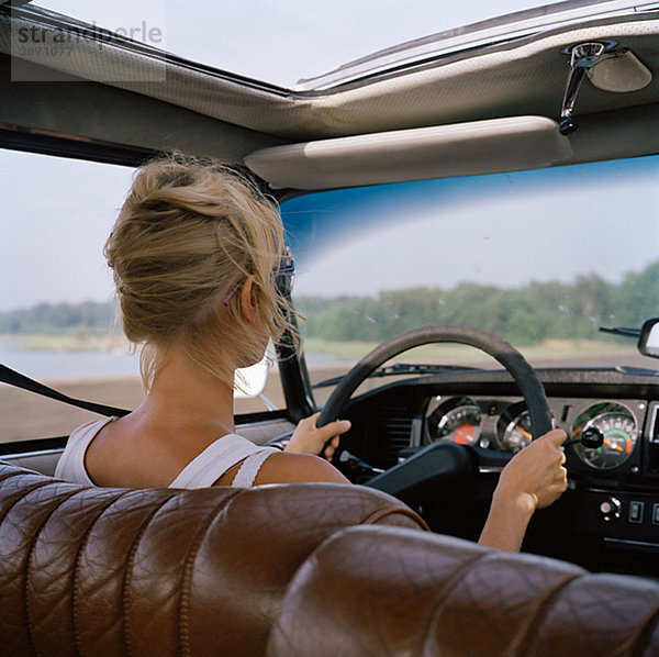 Eine Frau Autofahren Schweden.