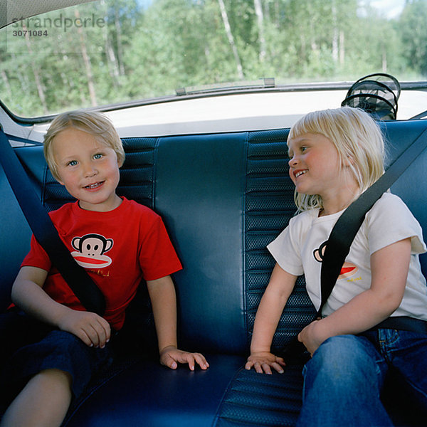 Zwei Kinder auf dem Rücksitz Schweden.