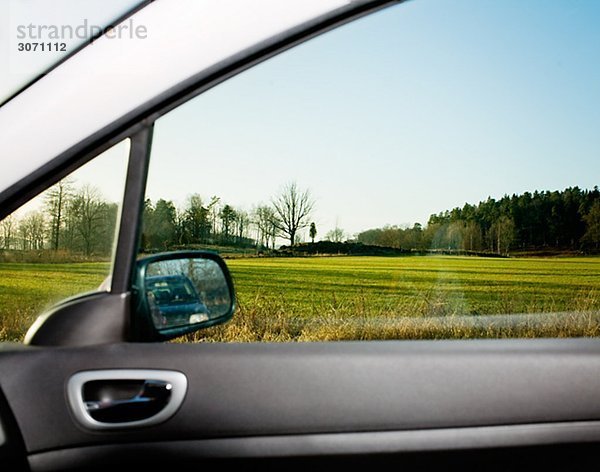 Landschaft von innerhalb eines Autos Schweden gesehen.