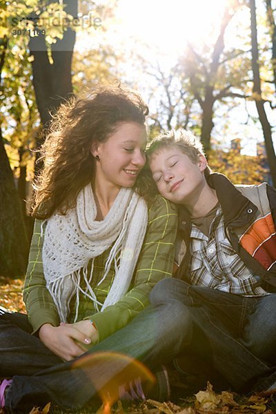 Schwester und Bruder in der herbstliche Sonne Schweden.