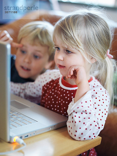 Ein Junge und ein Mädchen vor einem Computer Schweden