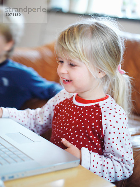 Ein Junge und ein Mädchen vor einem Computer Schweden