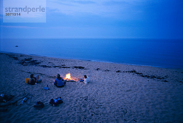 Campen Feuer durch den Ozean Osterlen Skane Schweden.