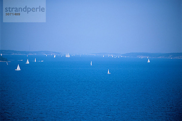 Segelboote auf dem blauen Wasser.