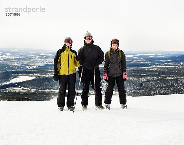 Drei Frauen auf Skiurlaub Vemdalen Harjedalen Schweden.