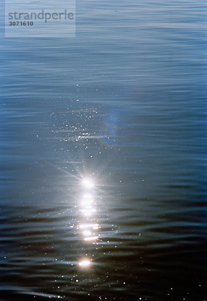 Sun spiegelt sich auf der Oberfläche des Wassers Schweden.