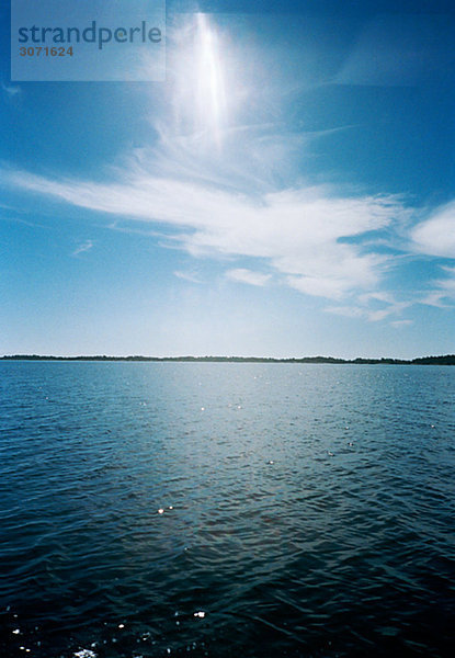 Blauer Himmel und den Ozean Stockholmer Schären in Schweden.