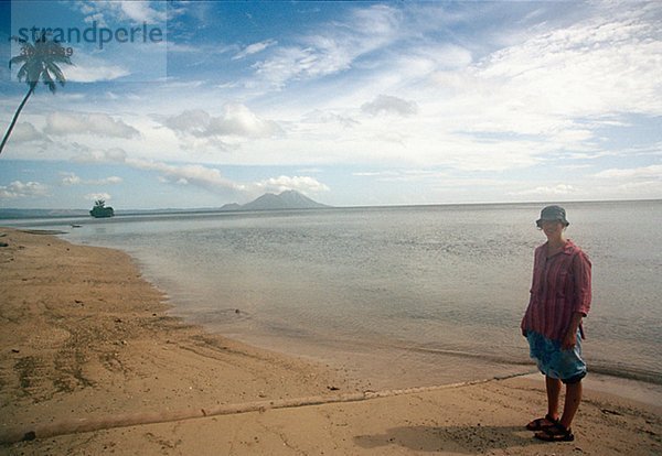 Eine Frau an einem Strand Papua New Guinea.