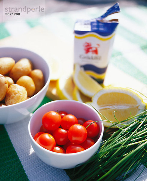 Kartoffeln und Tomaten in weiß Schalen Schweden.