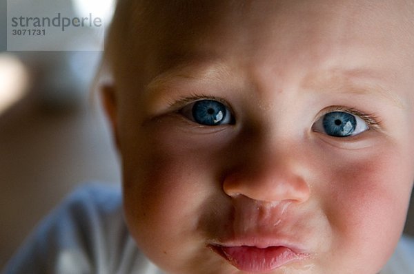 Portrait eines Babys mit eine laufende Nase Schweden.