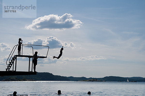 Die Silhouette des Menschen durch ein Sprungturm Schweden Baden.