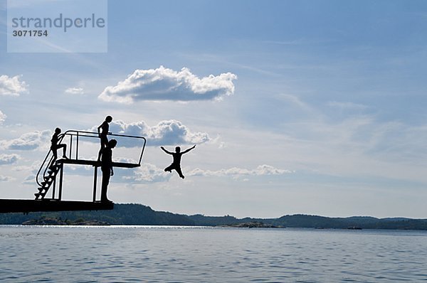 Die Silhouette des Menschen durch ein Sprungturm Schweden Baden.