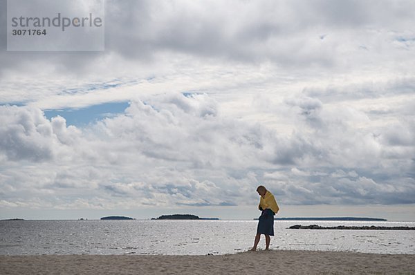 Eine Frau von sich selbst an die Waters Edge Schweden.