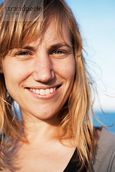 Portrait einer Frau am Meer Schweden.