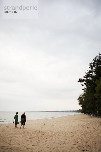 Zwei Frauen am Strand Schweden zu Fuß.