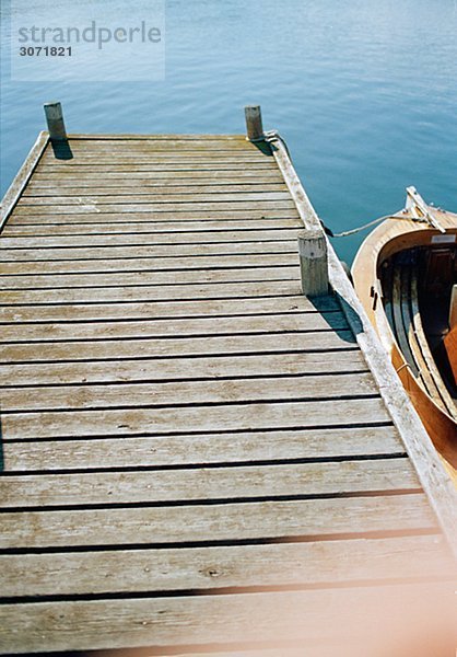 Einer alten Holzboot vertäut an einer Mole Bohuslan Schweden.