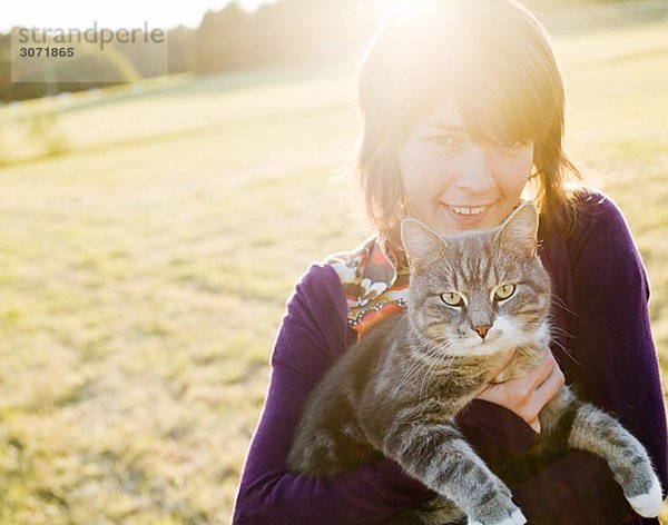Eine Frau hält eine Katze Schweden.