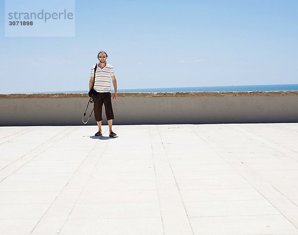Ein Mann auf einem Bürgersteig Spanien Stand.