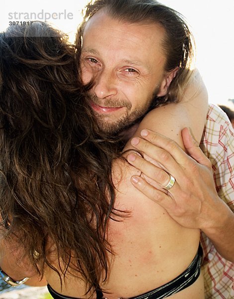 Ein Mann eine Frau Schweden umarmend.