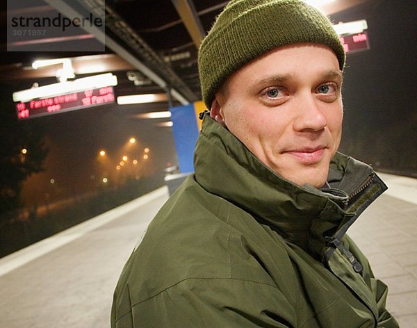 Ein Mann warten der u-Bahn am Abend Schweden.