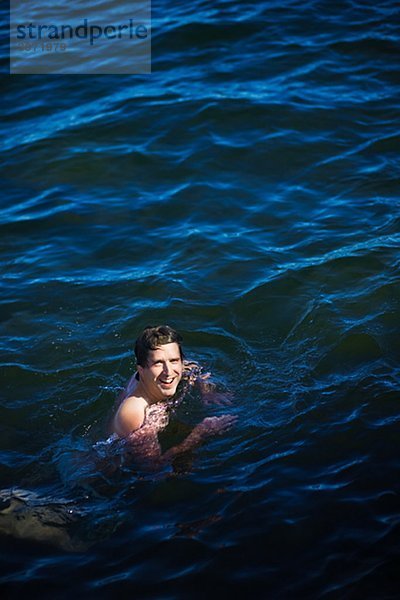 Ein Mann in den Ozean Schweden schwimmen.