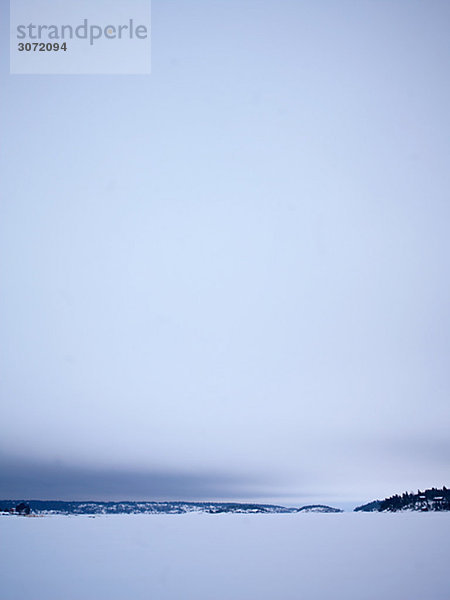 Eine winterliche Landschaft an der Küste Schweden.